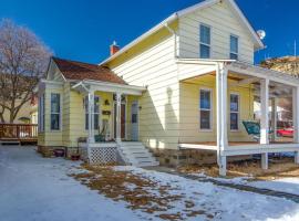 Charming, Historic Pet & Family Friendly Home!, hotel in Raton