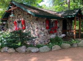 The croquet cabin your year round romantic escape – hotel w mieście Boulder Junction
