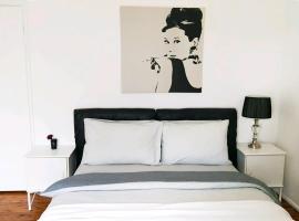 Stylish Master Suite + Private Bathroom + TV FREE Parking Pet Friendly, hotel u gradu 'Glenfield'