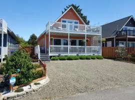 Sunkissed - 90sec drive to beach, firepit, pet-friendly fenced yard, Est 2015