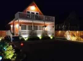 Sunkissed, Est 2015 - 90 Sec Drive to Beach, Firepit, Privacy Fenced Yard, Gardens