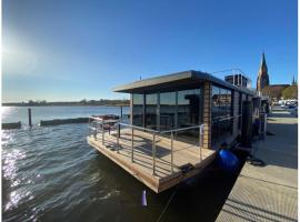 Hausboot Fjord Ankerplatz mit Biosauna in Schleswig、シュレースヴィヒの船上ホテル