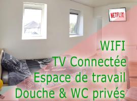 Semi studio - TV - WIFI - Salle de bain Privée, allotjament vacacional a Avesnes-sur-Helpe