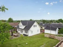 Stort familie hus (156 m2) tæt på natur og storby