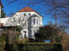 Villa Elbblick mit Garten, hotel in Tangermünde