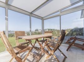 Jolie maison et sa veranda pour de belles vacances – hotel w mieście Saint-Philibert