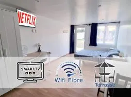 Studio en rez de jardin avec terrasse privée - Le petit Château Avesnois - TV - WIFI - logement complet