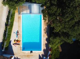 GITES de Plos Appart CHALET PISCINE SPA，昂迪茲的附設泳池的飯店