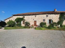 Barn Long House with Private pool, hotel with parking in Chassenon