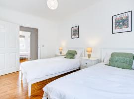 Stylish Two Bedroom Apartment With Free Parking!，羅姆福特的飯店