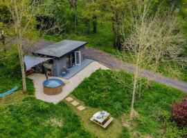 Lakeside Eco Lodge- 'Heron', hótel með bílastæði í Bishampton