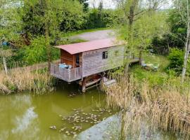 Lakeside Cabin on Stilts- 'Kingfisher', hótel með bílastæði í Rous Lench