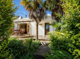 Kereru Cottage - Pohara Holiday Home, hotell med parkeringsplass i Pohara