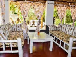 Private room in a villa, hotel en Diani Beach