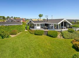 Nice Home In Rnde With 4 Bedrooms, Sauna And Wifi, luxury hotel in Rønde