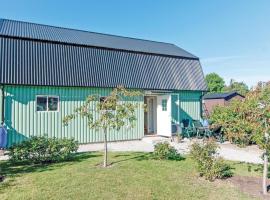 Nice Home In Klintehamn With 2 Bedrooms And Wifi、Klintehamnの駐車場付きホテル