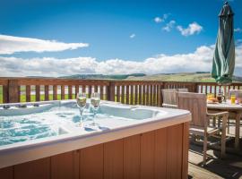 Barn Lodge with Hot Tub, hotel v mestu Cupar