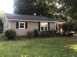 Cozy 3 Bed Home 2 Minutes from Marina Lake Norman, hotel Denverben