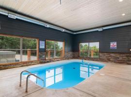 Staycation Lodge with Indoor Pool and Basketball Court, отель в Брэнсоне