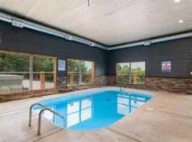 Staycation Lodge with Indoor Pool and Basketball Court