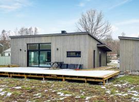 Cozy Home In Jmj With Jacuzzi: JÃ¤mjÃ¶ şehrinde bir kulübe