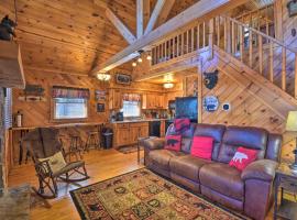 Helen Cabin with Deck and Hot Tub Less Than half Mi to Main St, holiday rental in Helen