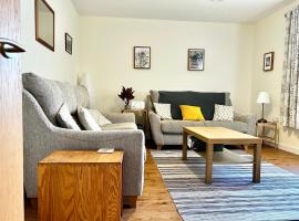 Central Spacious 2 Bed 2 Bath, Free WiFi & Parking, Park View, lägenhet i Orkney