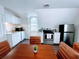Phillips Academy Andover Two-Bedroom Apartment and Free Parking, hotel with parking in Andover