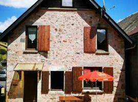 LA RUSTIQUE DU BOUT DU LAC, vacation home in Chambon-sur-Lac