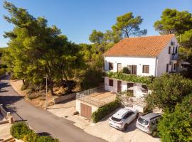 Apartments Iskra, hotel in Vrboska