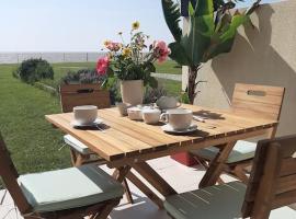 Studio-terrasse 3* bord de mer Châtelaillon plage, готель біля визначного місця Талассо-курорт La Rochelle Sud Thalasso, у місті Шатлайон-Плаж