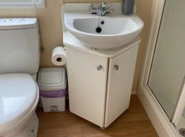 3 bed caravan Norfolk near the coast, resort village in Belton