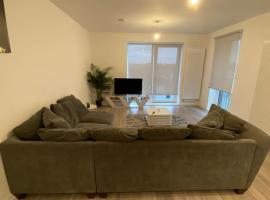East London - 2 bed Apartment with Parking, feriebolig i Barking
