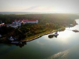 Санаторій Червона Калина, hotel with parking in Zhobryn