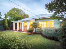 Cheerful 3 bedroom home in the centre of town – apartament w mieście Shepparton