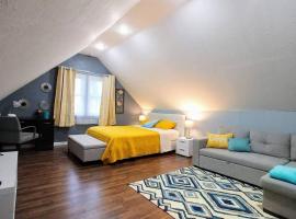 The House Hotels - Stickney Loft - Charming Third Floor Hideaway!, hotell i Cleveland