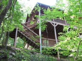 Alpenhaus Cabins Real Log Home in Helen Ga Mountains with hot tub and balconies, chalet di Sautee Nacoochee