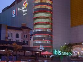 ์์นด๋ฅดํ์ ์์นํ ํธํ
Ibis Styles Jakarta Mangga Dua Square