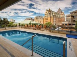 Luxury downtown 2 bedroom suite with AC and Pool, lyxhotell i Victoria