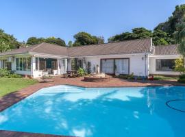 Spacious retreat with large pool and lush garden, hotel in Pinetown