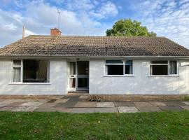 Cheerful 3 bedroom bungalow with indoor fire place, hotel with parking in Gloucester