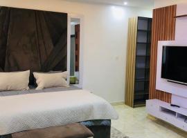 Beautiful 4-Bedroom House, apartamento em Ogombo
