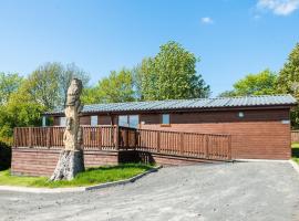 Tawny Lodge with Hot Tub, cottage in Cupar