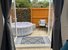 Stylish 1 bedroom studio outdoor area and hot tub, boende vid stranden i Bournemouth