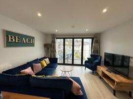 7 Putsborough - Luxury Apartment at Byron Woolacombe, only 4 minute walk to Woolacombe Beach!, family hotel in Woolacombe