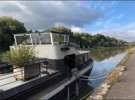 Péniche Rayclau, hotel v destinaci Ronquières