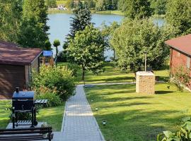Na Radosnej domki nad jeziorem，Mołdzie的有停車位的飯店