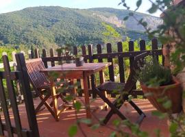 Bilocale con giardino: Gavorrano'da bir otoparklı otel