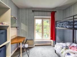 3 Bedroom Awesome Apartment In Saint-germain-la-prade, hotel di Saint-Germain-Laprade