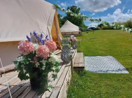 Hopgarden Glamping - Luxury 6m bell tent, hotel i Wadhurst